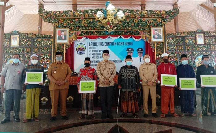 Bupati Bangkalan Launching Penyerahan Hibah untuk Ponpes dan Madrasah Rp. 2,1 Miliar Bupati Bangkalan Launching Penyerahan Hibah untuk Ponpes dan Madrasah Rp. 2,1 Miliar