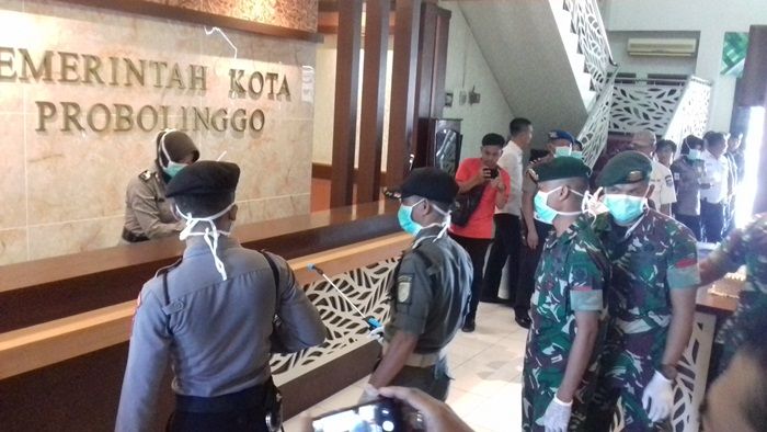 TNI, Polri, dan Satpol PP di Kota Probolinggo Gelar Penyemprotan Disinfektan