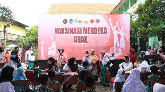 Polresta Sidoarjo Ikuti Launching Vaksinasi Merdeka Anak Secara Virtual di SDN Jati Polresta Sidoarjo Ikuti Launching Vaksinasi Merdeka Anak Secara Virtual di SDN Jati