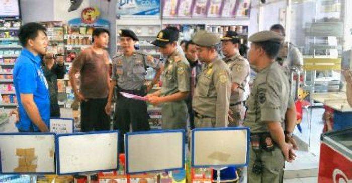 Satpol PP dan Polres Bondowoso Razia Miras di Minimarket