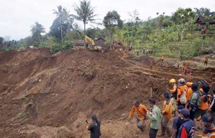 Petani Temukan Korban ke-7 Longsor Banaran Petani Temukan Korban ke-7 Longsor Banaran