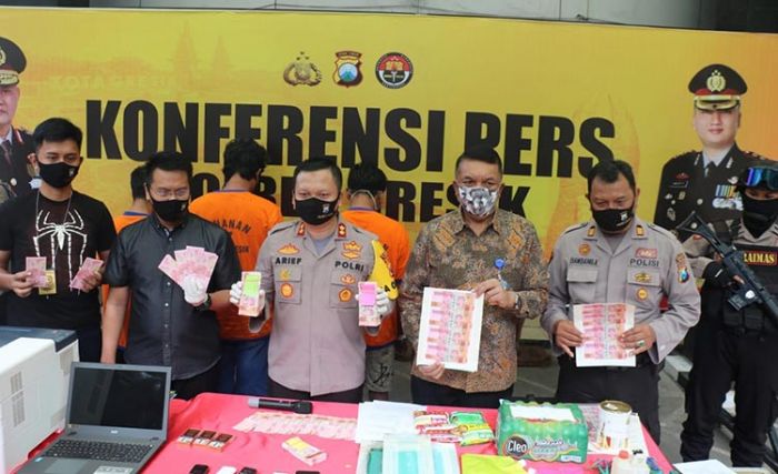 Polres Gresik Bekuk 4 Tersangka Pembuat dan Pengedar Upal Polres Gresik Bekuk 4 Tersangka Pembuat dan Pengedar Upal