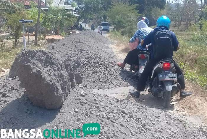 Rusak Parah dan Tidak Ada Perhatian, Warga Batu Marmar Tutup Akses Jalan Empat Desa Rusak Parah dan Tidak Ada Perhatian, Warga Batu Marmar Tutup Akses Jalan Empat Desa