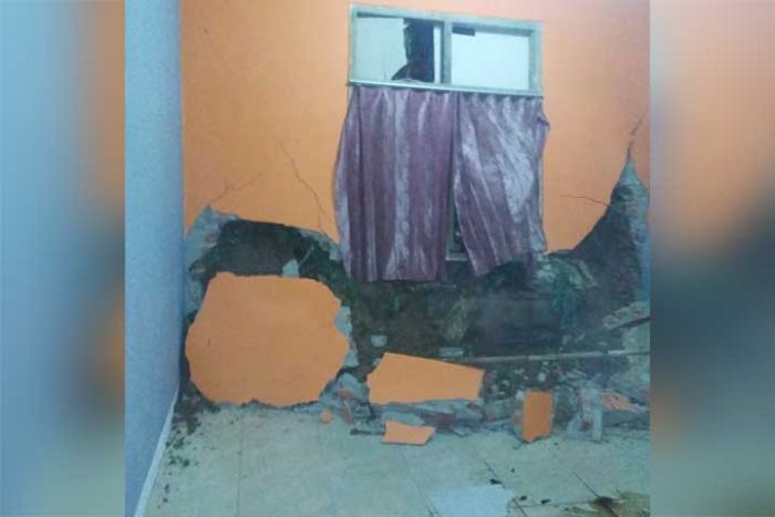 Diterjang Longsor, Dinding Rumah di Nawangan Pacitan Jebol Diterjang Longsor, Dinding Rumah di Nawangan Pacitan Jebol