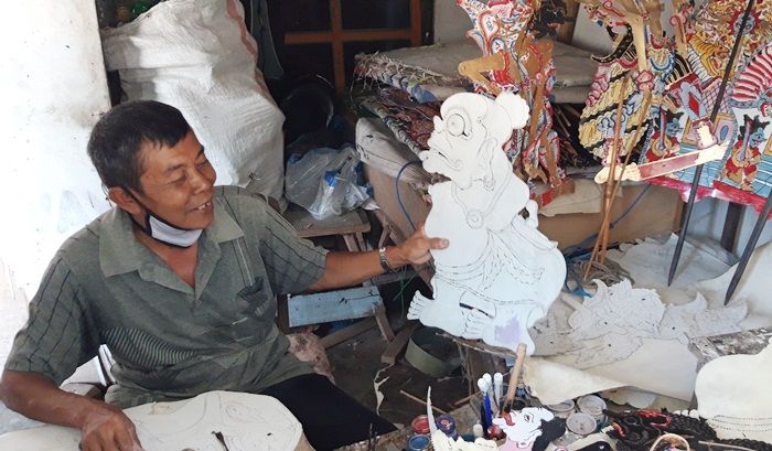 Kisah Perajin Wayang Kertas di Kediri Bertahan di Tengah Pandemi Kisah Perajin Wayang Kertas di Kediri Bertahan di Tengah Pandemi