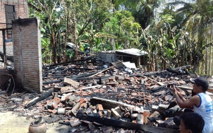 Gara-gara Pertengkaran si Cucu dengan Pacar, Rumah Nenek di Blitar Ini Terbakar Rata dengan Tanah Gara-gara Pertengkaran si Cucu dengan Pacar, Rumah Nenek di Blitar Ini Terbakar Rata dengan Tanah