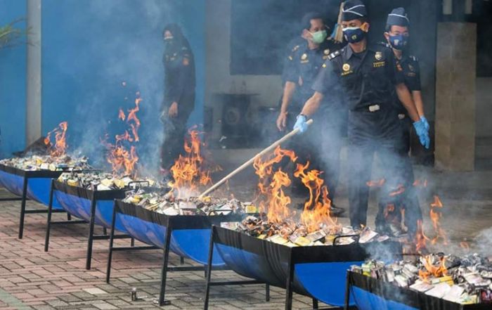 Bea Cukai Madiun Musnahkan Barang Ilegal Hasil Penindakan Tahun 2020, Kerugian Negara Capai Rp 1,5 M Bea Cukai Madiun Musnahkan Barang Ilegal Hasil Penindakan Tahun 2020, Kerugian Negara Capai Rp 1,5 M