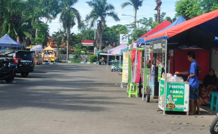 Ratusan PKL di Bangkalan Berjualan di Ruas Jalan, Satpol PP Tak Berdaya Lakukan Penertiban