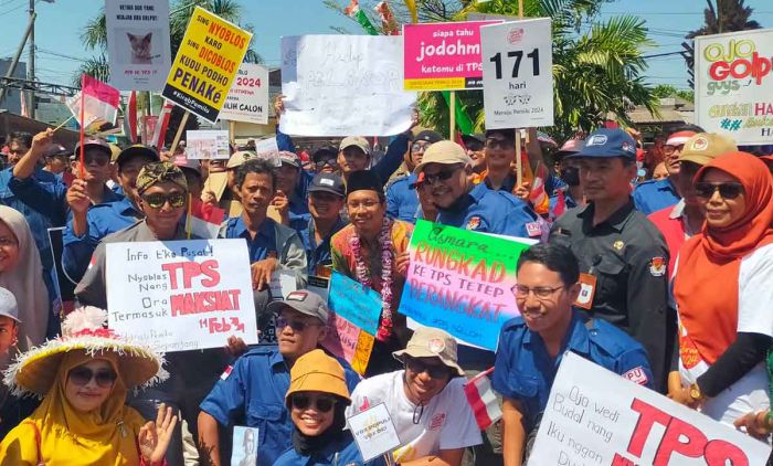 Beragam Poster Lucu Warnai Kirab Pemilu 2024 di Sidoarjo Beragam Poster Lucu Warnai Kirab Pemilu 2024 di Sidoarjo