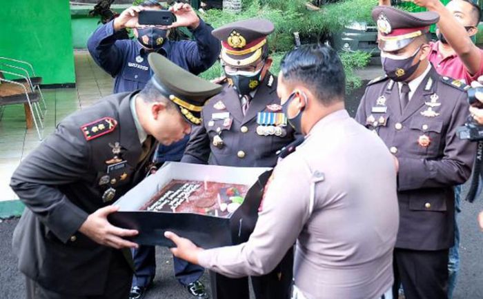 HUT TNI Ke-75, Kapolresta Sidoarjo Beri Kejutan Komandan Kodim 0816 HUT TNI Ke-75, Kapolresta Sidoarjo Beri Kejutan Komandan Kodim 0816