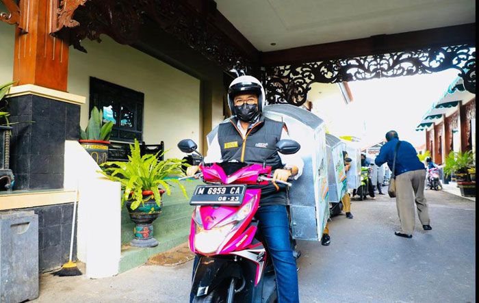 Peduli Lansia, Bupati Pamekasan Naik Motor Sambangi dan Suapi Orang-orang Sepuh Peduli Lansia, Bupati Pamekasan Naik Motor Sambangi dan Suapi Orang-orang Sepuh