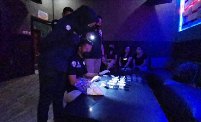 Razia Hiburan Malam, LC dan Pengunjung Karaoke di Blitar Dites Urine, Ini Hasilnya Razia Hiburan Malam, LC dan Pengunjung Karaoke di Blitar Dites Urine, Ini Hasilnya