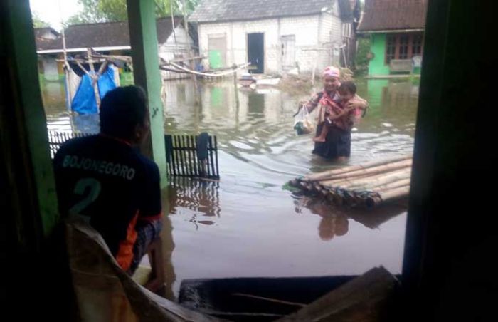 Banjir di Kota Mulai Surut, Bojonegoro Timur Masih Tenggelam Banjir di Kota Mulai Surut, Bojonegoro Timur Masih Tenggelam