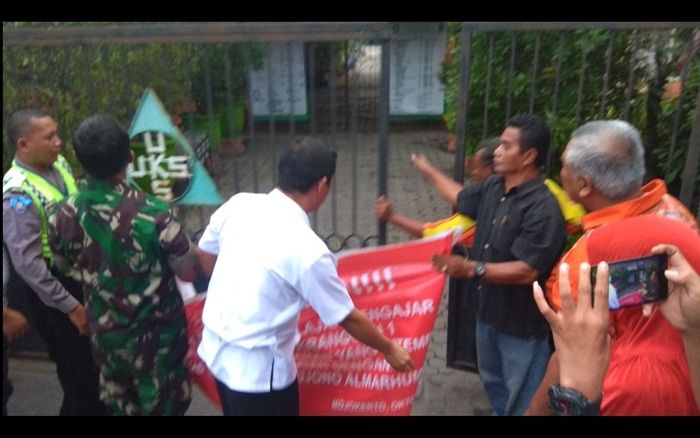 Segel Dicopot, Kasek SDN 1 Kranggan Mojokerto Sujud Syukur Segel Dicopot, Kasek SDN 1 Kranggan Mojokerto Sujud Syukur