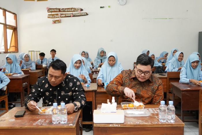 Dipimpin Doa Siswa, Bupati Kediri Ikut Cicipi Hidangan Uji Coba Makan Siang Gratis Dipimpin Doa Siswa, Bupati Kediri Ikut Cicipi Hidangan Uji Coba Makan Siang Gratis