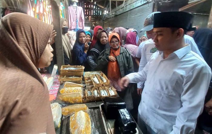 Kampanye Simpatik di Pasar Dlanggu, Gus Barra Disambut Teriakan Pendukung Kampanye Simpatik di Pasar Dlanggu, Gus Barra Disambut Teriakan Pendukung