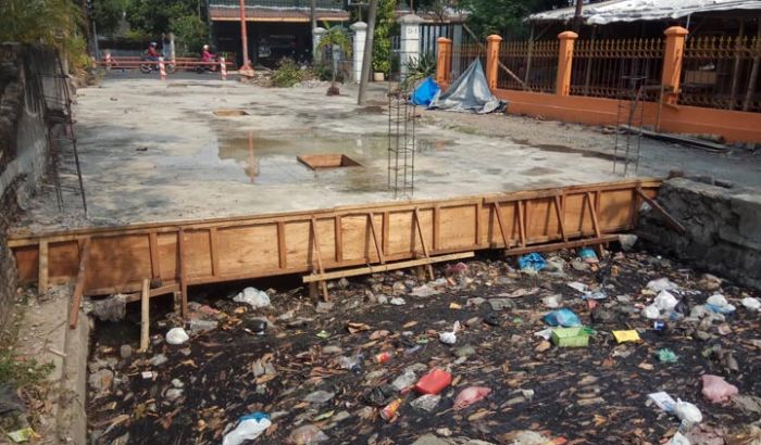 Beton Cor di Empunala Jadi Penyumbat Sampah Beton Cor di Empunala Jadi Penyumbat Sampah