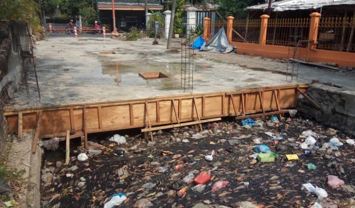 Beton Cor di Empunala Jadi Penyumbat Sampah