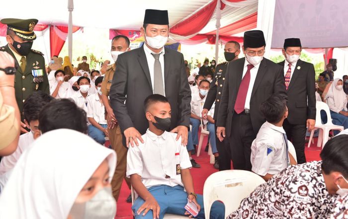 Kejar Herd Immunity, Pemkab Lamongan Bersama TNI-Polri Giatkan Vaksinasi Massal Kejar Herd Immunity, Pemkab Lamongan Bersama TNI-Polri Giatkan Vaksinasi Massal