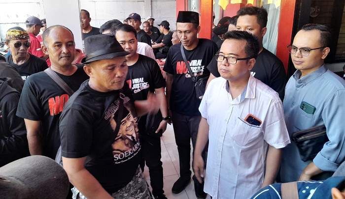 Cegah Lawan Bumbung Kosong, Pengacara M Sholeh Daftar Cabup ke PDIP Sidoarjo Cegah Lawan Bumbung Kosong, Pengacara M Sholeh Daftar Cabup ke PDIP Sidoarjo