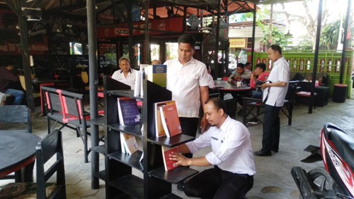 Tingkatkan Minat Baca Masyarakat, Perpustakaan Umum Pamekasan Taruh Buku di Cafe-cafe