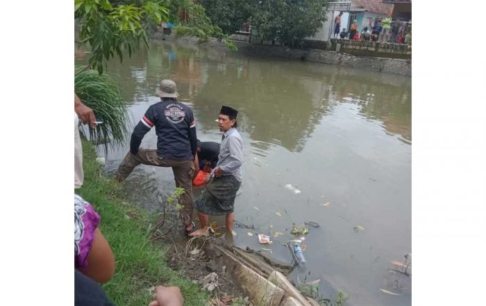 Bocah 12 Tahun yang Tenggelam di Sungai Pucang Sidoarjo Ditemukan Meninggal Bocah 12 Tahun yang Tenggelam di Sungai Pucang Sidoarjo Ditemukan Meninggal
