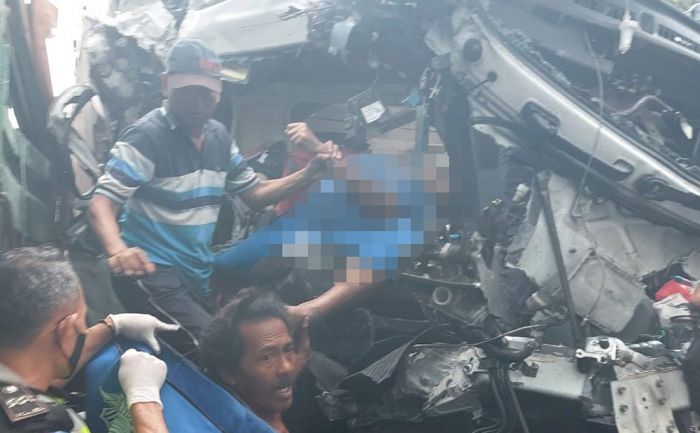 Adu Moncong Truk Tronton di Tuban, Seorang Sopir Tewas Terjepit Adu Moncong Truk Tronton di Tuban, Seorang Sopir Tewas Terjepit