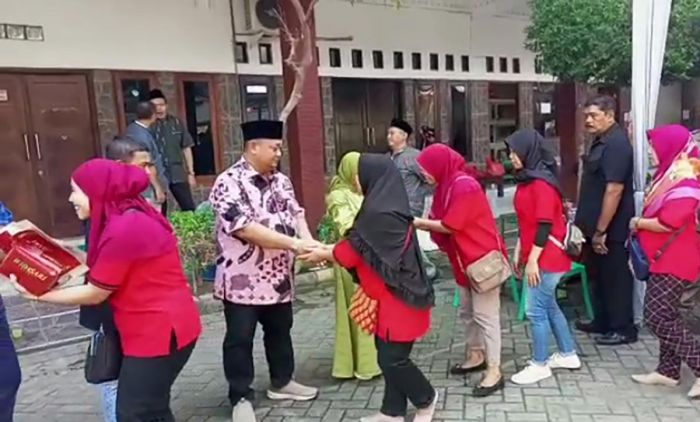 Direktur Perusahaan Rokok RMS Gelar Halal Bihalal Bersama Warga Direktur Perusahaan Rokok RMS Gelar Halal Bihalal Bersama Warga