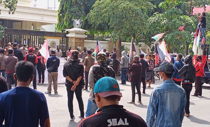 Datangi DPRD Gresik, Puluhan Massa Desak Pemerintah Tegas Tolak Agresi Israel ke Palestina Datangi DPRD Gresik, Puluhan Massa Desak Pemerintah Tegas Tolak Agresi Israel ke Palestina