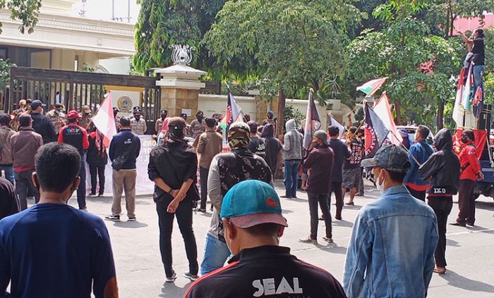 Datangi DPRD Gresik, Puluhan Massa Desak Pemerintah Tegas Tolak Agresi Israel ke Palestina