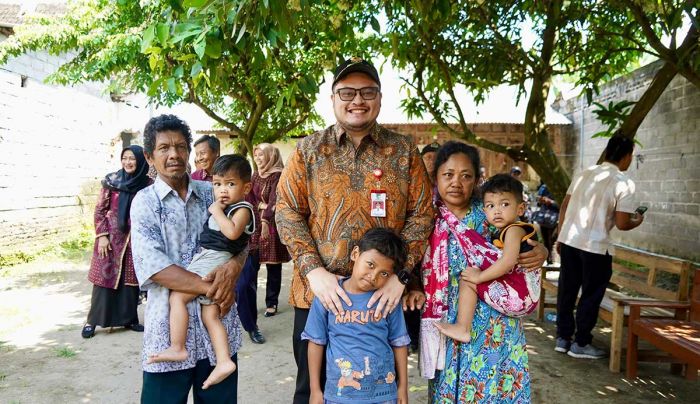 Bupati Kediri Bantu Nenek Pengasuh 3 Cucu di Kandat