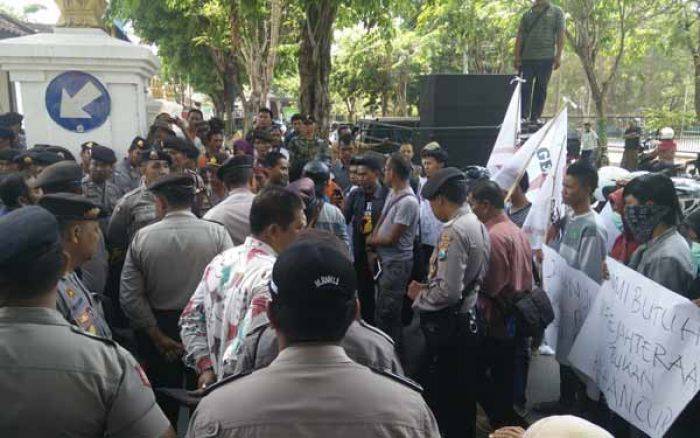 Bakorwil Pamekasan Didemo Gempa, Tanyakan Hasil Penjualan Tiket Karapan Sapi