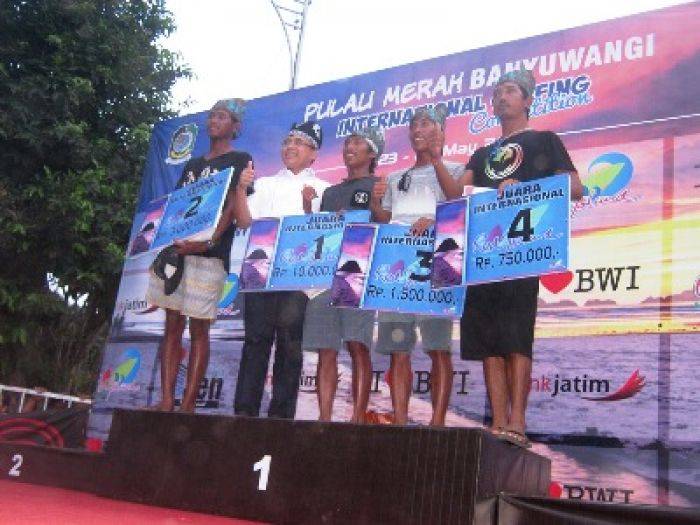 Jawara Lomba Surfing Internasional di Banyuwangi Didominasi Atlet Lokal Jawara Lomba Surfing Internasional di Banyuwangi Didominasi Atlet Lokal
