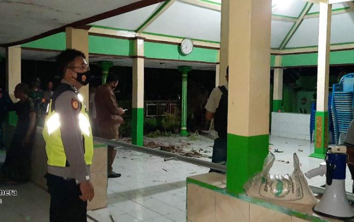Geger Perselingkuhan di Tuban, Kantor Balai Desa Jadi Sasaran Amarah Warga Geger Perselingkuhan di Tuban, Kantor Balai Desa Jadi Sasaran Amarah Warga