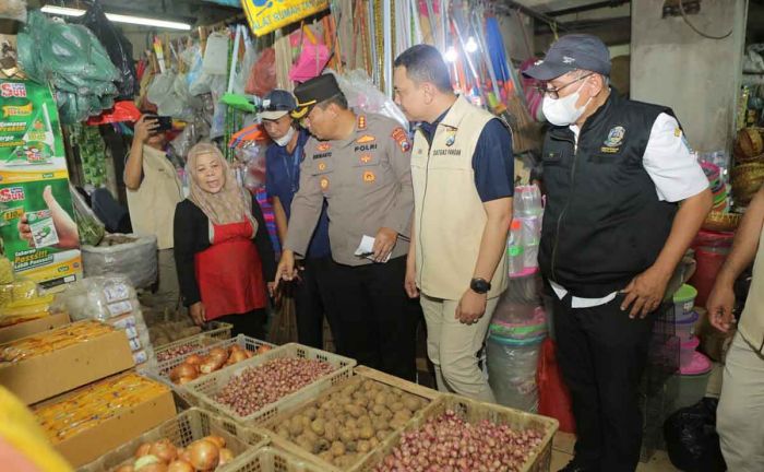 Sidak Pasar Wonokromo, Tim Satgas Pangan Polda Jatim Temukan Kecurangan Volume Minyak Goreng Sidak Pasar Wonokromo, Tim Satgas Pangan Polda Jatim Temukan Kecurangan Volume Minyak Goreng