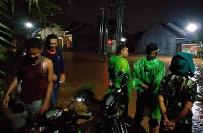 Hujan Deras, Sungai Bendokrosok Meluap Akibatkan Tanggul Jebol Hujan Deras, Sungai Bendokrosok Meluap Akibatkan Tanggul Jebol