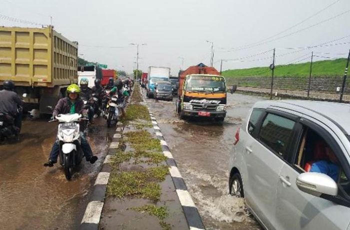 Penyebab Banjir di Jalan Porong Masih Misterius Penyebab Banjir di Jalan Porong Masih Misterius