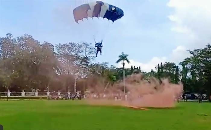 Heboh, Langit Kota Pamekasan Dipenuhi Penerjun Payung