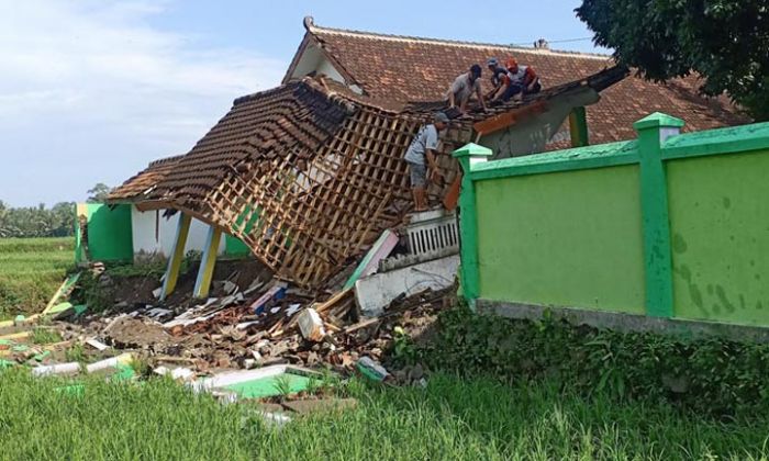 Hujan Deras Disertai Angin, Gazebo PAUD di Blitar Ambruk