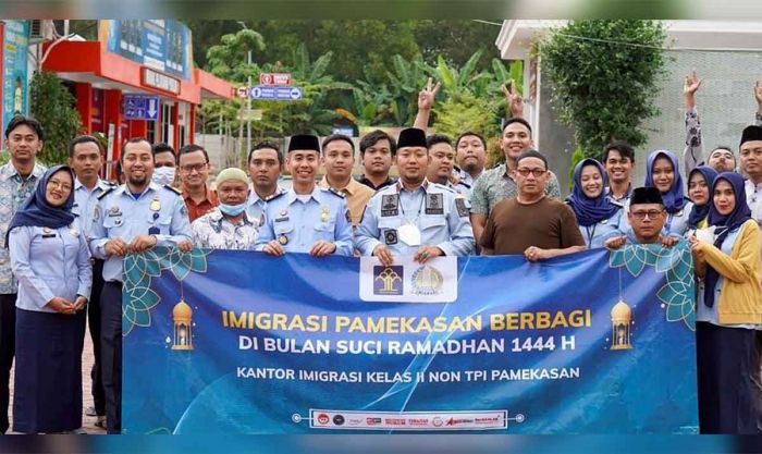 Imigrasi Pamekasan Berbagi Takjil untuk Masyarakat saat Ramadhan 2023 Imigrasi Pamekasan Berbagi Takjil untuk Masyarakat saat Ramadhan 2023