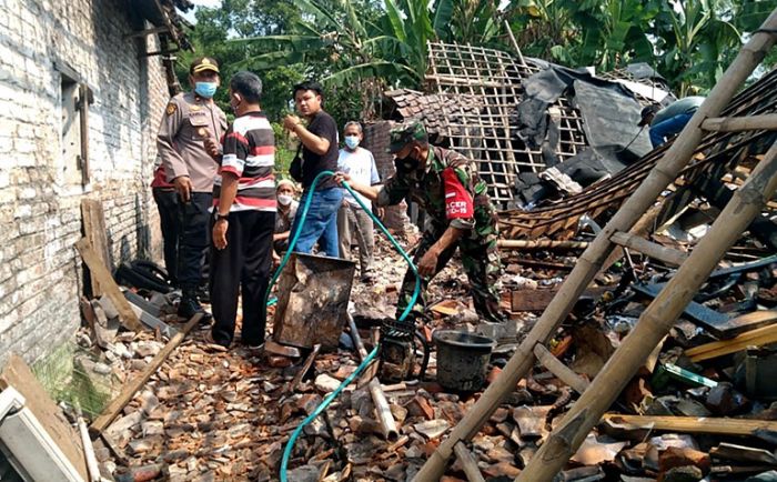 Mercon Untuk Lebaran Meledak di Pasuruan, Tiga Rumah Warga Rusak Mercon Untuk Lebaran Meledak di Pasuruan, Tiga Rumah Warga Rusak