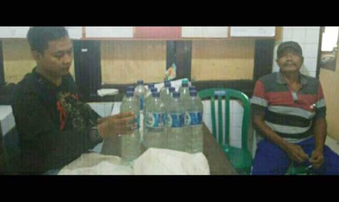 Tambah Penghasilan, Pria Paruh Baya Warga Ngawi Pilih Jual Arak Tambah Penghasilan, Pria Paruh Baya Warga Ngawi Pilih Jual Arak
