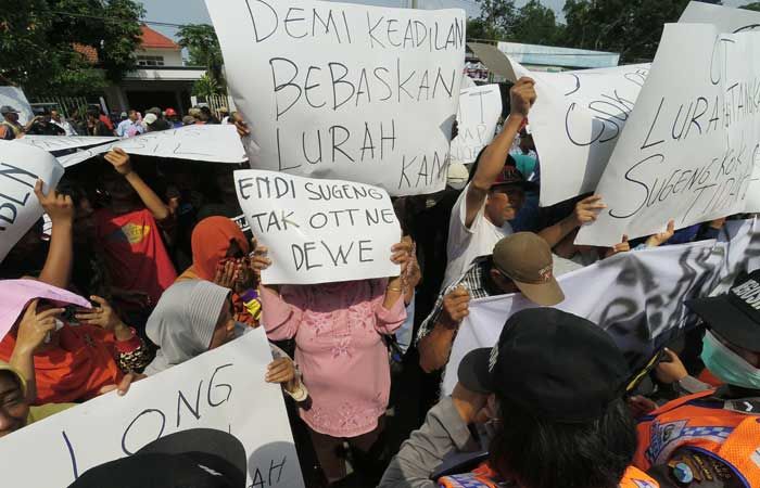 Minta Kadesnya Dibebaskan, Warga Desa Kesamben Demo Mapolres Jombang Minta Kadesnya Dibebaskan, Warga Desa Kesamben Demo Mapolres Jombang