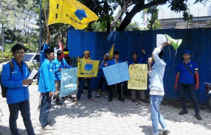 Tuntut Lahan Pertanian Tak Dikepras, PMII Sidoarjo Demo Dinas Pertanian Tuntut Lahan Pertanian Tak Dikepras, PMII Sidoarjo Demo Dinas Pertanian