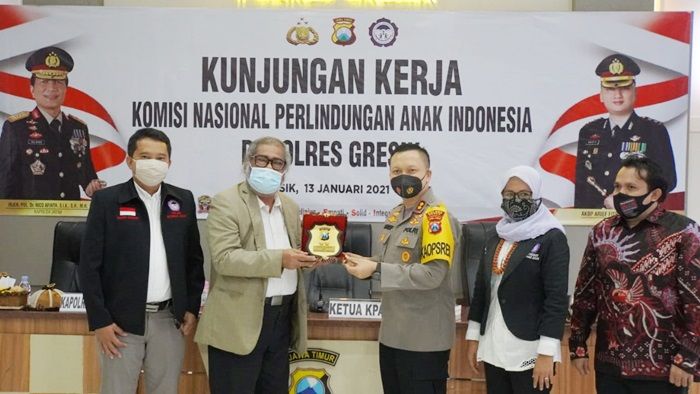 Respons Cepat Tangani 2 Kasus Anak, Kapolres Gresik Diganjar Penghargaan KPAI Respons Cepat Tangani 2 Kasus Anak, Kapolres Gresik Diganjar Penghargaan KPAI