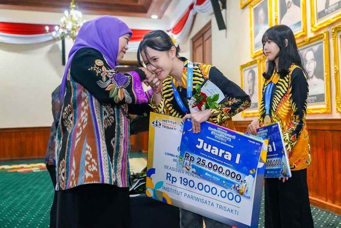 Jatim Kembali Raih Juara di Lomba LKS Dikmen XXXIII 2025, Khofifah Beri Bonus untuk Guru dan Peserta