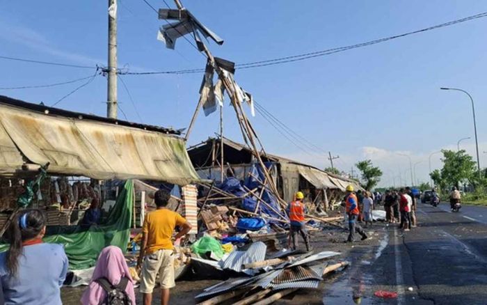 Ruko di Bangkalan Rusak Berat Usai Diterjang Angin Kencang Ruko di Bangkalan Rusak Berat Usai Diterjang Angin Kencang