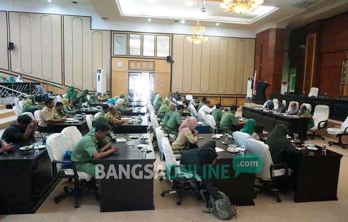 Hearing dengan DPRD Jombang, Honorer K-2 Tuntut Bupati Keluarkan SK Pegawai Tetap Hearing dengan DPRD Jombang, Honorer K-2 Tuntut Bupati Keluarkan SK Pegawai Tetap