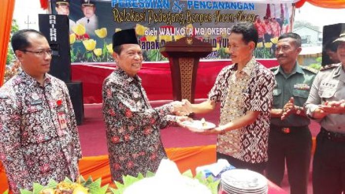 Wali Kota Mojokerto Resmikan Relokasi Sementara PKL Benteng Pancasila Eks Alun-alun Wali Kota Mojokerto Resmikan Relokasi Sementara PKL Benteng Pancasila Eks Alun-alun