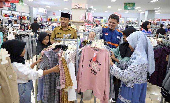 Berbagi Kebahagiaan, Pemkot Kediri Bersama Yatim Mandiri Dampingi Anak Yatim Berburu Baju Lebaran Berbagi Kebahagiaan, Pemkot Kediri Bersama Yatim Mandiri Dampingi Anak Yatim Berburu Baju Lebaran